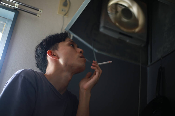 Immagine di un uomo che fuma una sigaretta - Foto, immagini