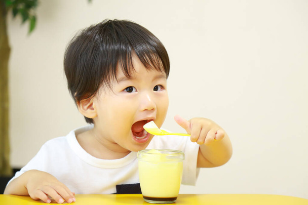 Kuva aasialainen poika syö  - Valokuva, kuva