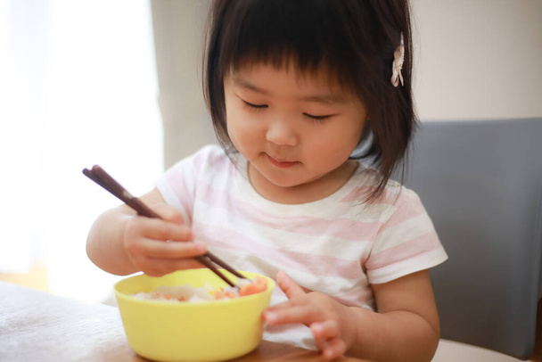 niña come un almuerzo saludable  - Foto, imagen