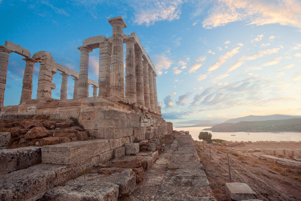 Świątynia Posejdona na Przylądku Sounio z niesamowitymi chmurami, Attyka, Grecja - Zdjęcie, obraz