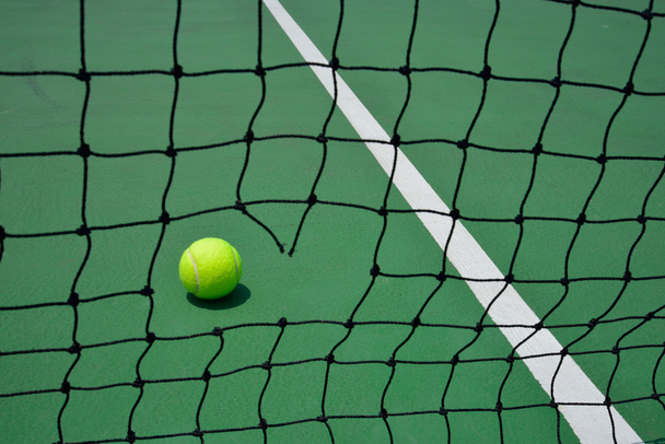tennisbal op groene Hof - Foto, afbeelding