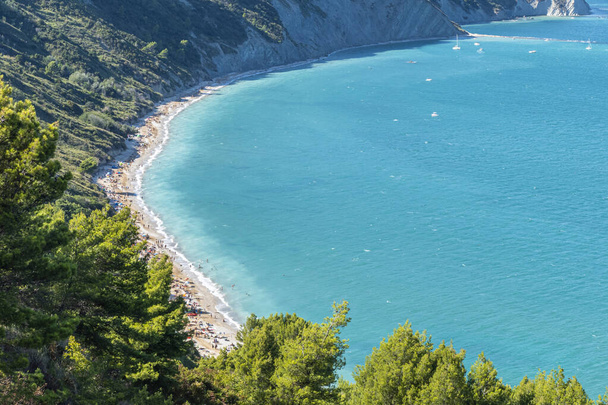 Antenni näkymä kauniille rannalle Mezzavalle Anconassa - Valokuva, kuva