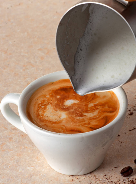 een kopje koffie met melk - Foto, afbeelding