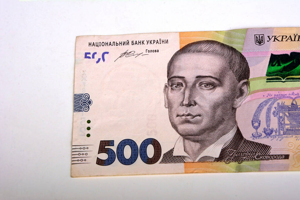 Retratos de héroes nacionales de Ucrania con dinero ucraniano. Hryvnia vals nacional de Ucrania. - Foto, Imagen