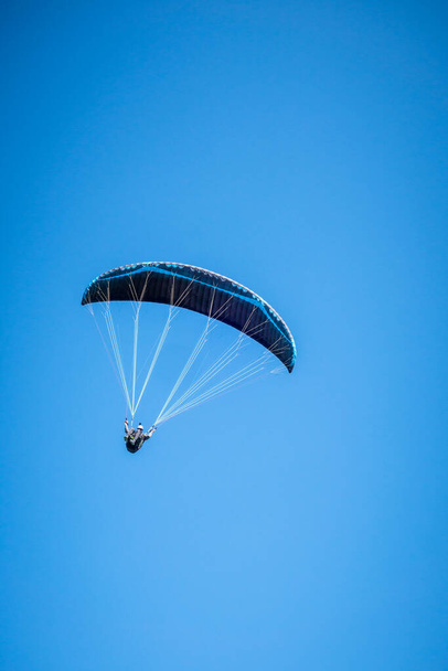 paragliding flight in the mountains. Le Grand-Bornand, Haute-Savoie, France - Zdjęcie, obraz