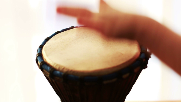Tocando tambor
 - Metraje, vídeo