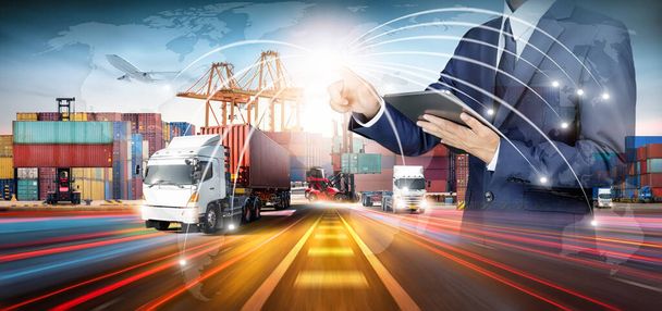 Globális üzleti logisztika import export háttér, elosztó hálózatok konténer teherhajó rakodás közben ipari kikötőkben daru, konténerkezelők, teherszállító repülőgép, teherautó autópályán - Fotó, kép