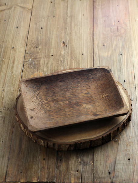 La plaque de bois marron sur une table rustique gros plan
 - Photo, image