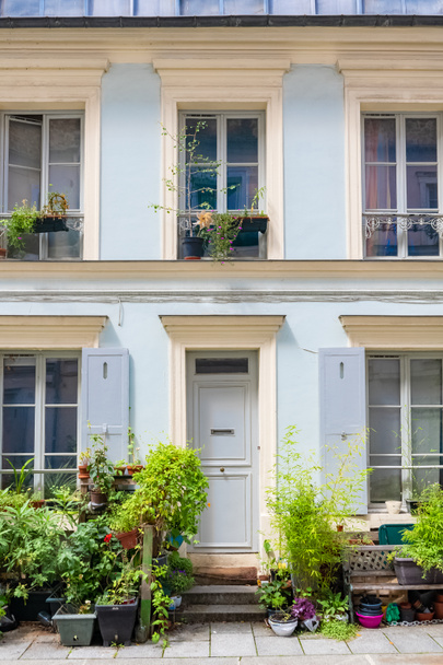 Paris, renkli evler Cremieux caddesi, tipik cadde. - Fotoğraf, Görsel