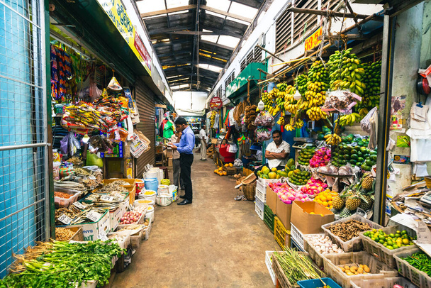 Mercado Central Municipal de Kandy usted puede encontrar frutas y verduras, carne, pescado, comida seca, condimentos. Sri Lanka.  - Foto, Imagen