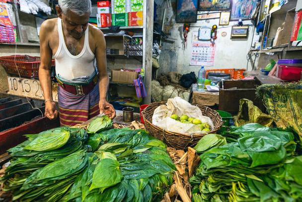 На городском центральном рынке Канди можно найти фрукты и овощи, мясо, рыбу, сухие продукты, продукты питания. Шри-Ланка.  - Фото, изображение