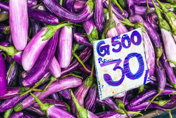 Sri Lanka Bazar. Fruits et légumes tropicaux sur le marché extérieur au Sri Lanka.  - Photo, image