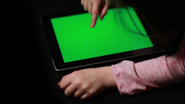Mujer sosteniendo la tableta pc con pantalla verde
 - Imágenes, Vídeo