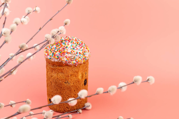 ピンクの背景に柳の小枝とイースターケーキ。コピースペース付きイースターの休日の朝食コンセプト. - 写真・画像