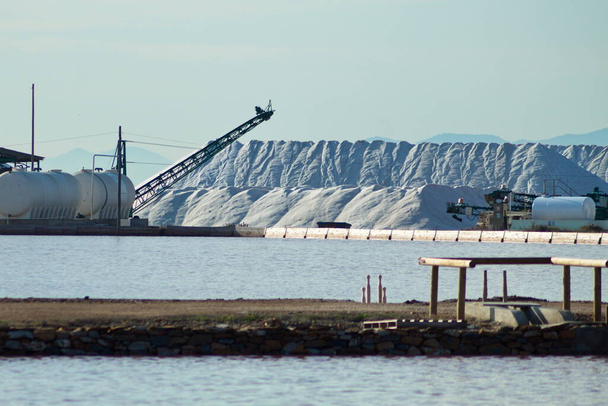 Montañas de sal en la industria de la sal por evaporación en San Pedro del Pinatar, Murcia - Foto, Imagen