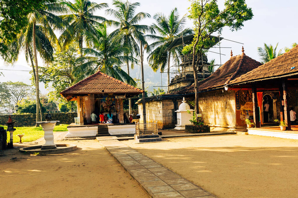 Знаменитый храм Будды священной зубной реликвии в Канди, Шри-Ланка - объект Всемирного наследия ЮНЕСКО. Это одно из известных туристических направлений.  - Фото, изображение