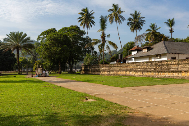 Berühmter Buddha-Tempel mit Relikt des Heiligen Zahnes in Kandy, Sri Lanka - UNESCO-Weltkulturerbe. Dies ist eines der berühmtesten Reiseziele für Touristen.  - Foto, Bild