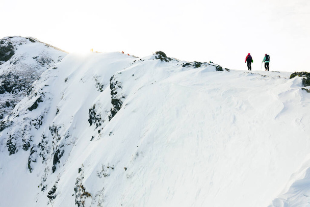 Tatra-Bergsteiger im Winter. Blick auf die weißen schneebedeckten Gipfel, frostige Winterberge. Kasprowy Wierch, Hohe Tatra, Polen, Europa. - Foto, Bild