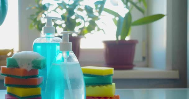 Detergentes y esponjas para lavar: dispensador de empuje manual masculino y detergente extraíble para esponja para lavar, primer plano. - Metraje, vídeo