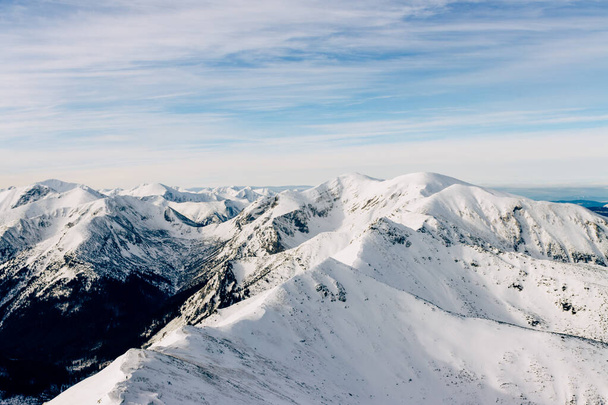 Tatra mountians in de winter. Uitzicht op de witte besneeuwde toppen, ijzige winterbergen.Tatragebergte in Polen, nabij Zakopane, Europa. - Foto, afbeelding