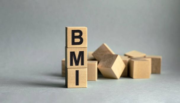 Kaiverrus BMI puiset kuutiot eristetty kevyellä taustalla, käsite liiketoiminnan ja rahoituksen. - Valokuva, kuva