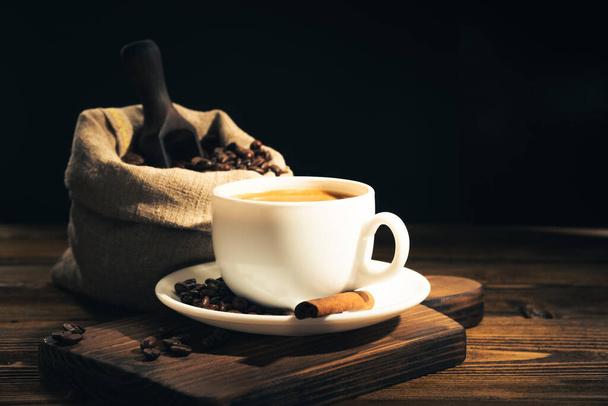coffe beans on dark background - Foto, afbeelding