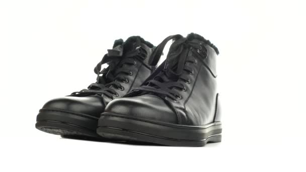  Buty odizolowane. buty zimowe męskie skórzane na białym tle. wysokiej jakości buty. - Materiał filmowy, wideo