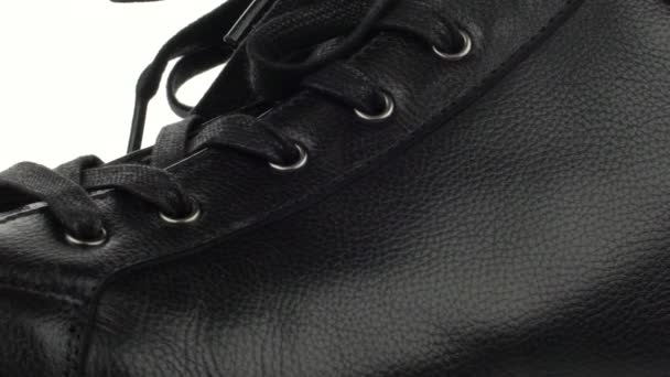  Bota isolada. botas de inverno de couro masculino em um fundo branco. sapatos de qualidade. - Filmagem, Vídeo