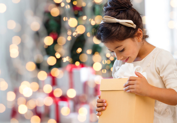 smiling little girl with gift box - Foto, Bild