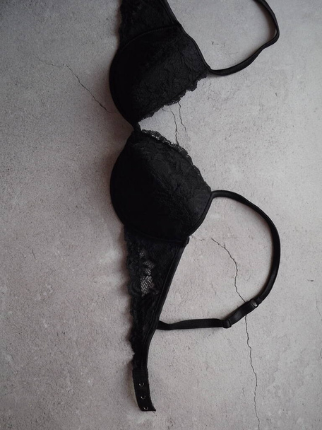 Musta guipure rintaliivit mustalla taustalla, layout - Valokuva, kuva