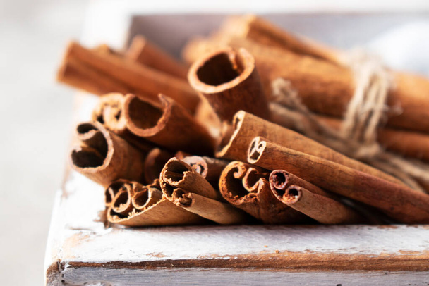 cinnamon sticks in a wooden box - Fotoğraf, Görsel