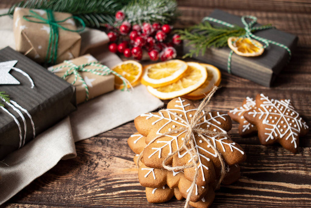 Noel kompozisyonu hediyeler, zencefilli kurabiyeler, masada portakallar - Fotoğraf, Görsel