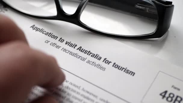 Нажатие пальца на заявку на посещение Австралии - Кадры, видео