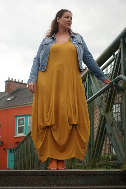 橋の上に立つ貴婦人はアイルランドのキラロエ村の景色を楽しむために - 写真・画像