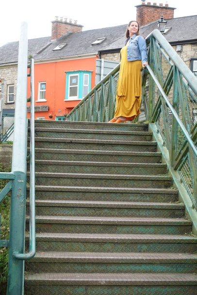 Senhora de pé na ponte para desfrutar da vista na aldeia de Killaloe, na Irlanda - Foto, Imagem
