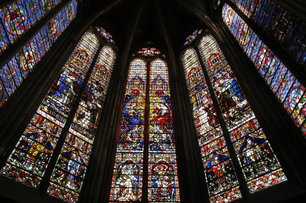 Metz Katedrali. Notre Dame de la Ronde Kilisesi. 1884 Mayer de Münih 'in leke camlı pencereleri. Bakire Meryem 'in taç giyme töreni. Fransa.  - Fotoğraf, Görsel