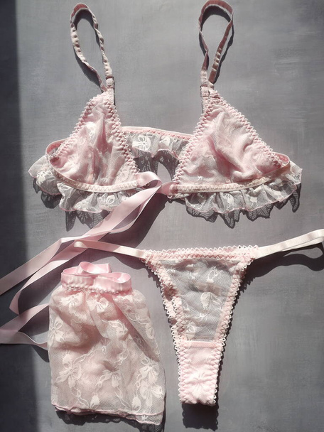 różowy sexy erotyczne bielizna zestaw na szary tło - Zdjęcie, obraz