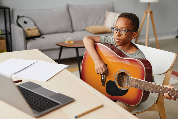 Gitar Dersinde Afrikalı Amerikalı Çocuk İnternette - Fotoğraf, Görsel