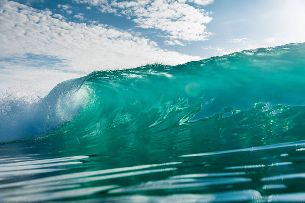 Ideale Welle mit transparentem Wasser im Atlantik. Gläserne türkisfarbene Welle sonniger Tag - Foto, Bild