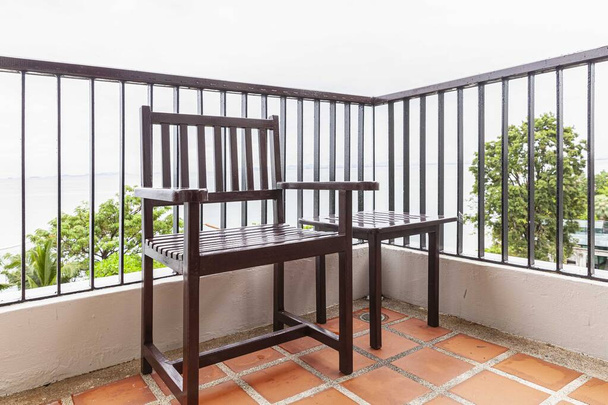 Sillas de madera marrón y mesa de madera marrón en el balcón - Foto, Imagen