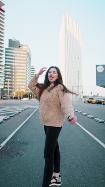Positieve vrouw hebben plezier en tonen tong in de straat - Video