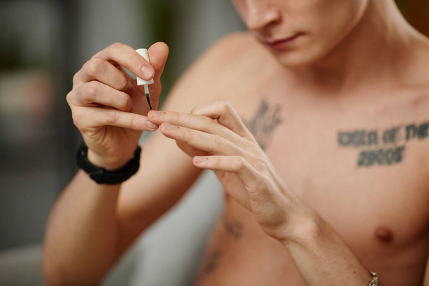 Giovane uomo che fa manicure maschile - Foto, immagini