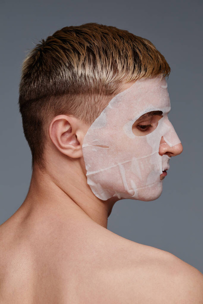 顔マスクサイドビューを持つ男 - 写真・画像