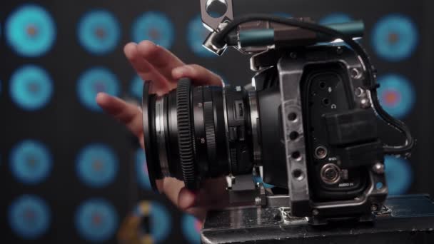 Close-up van de videografen hand aanpassen van de focus op camcorder. - Video