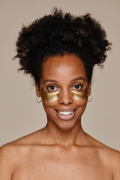 Nuori musta nainen nauttii ihonhoito minimaalinen - Valokuva, kuva