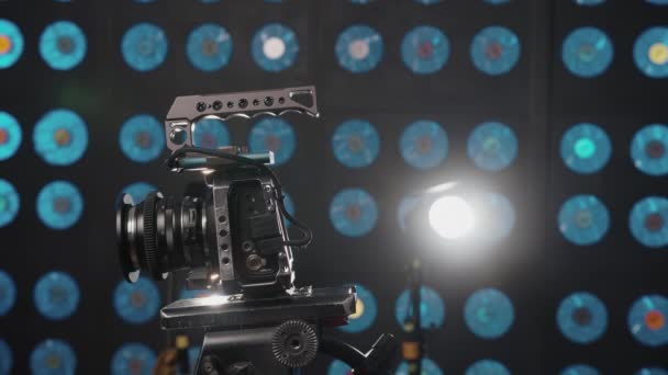 Europäischer männlicher Videofilmer stellt Videokamera für Aufnahmen im Studio auf. - Filmmaterial, Video
