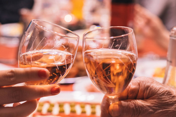 τοστ των δύο ποτήρια αφρώδους οίνου από τον παππού και την εγγονή σε μια γιορτή - Φωτογραφία, εικόνα