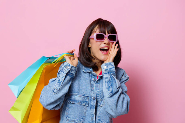 nainen ostoksia tunteita aiheuttaa iloa eristetty tausta - Valokuva, kuva