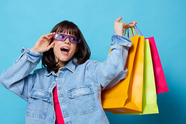 jonge vrouw glimlach kleurrijke pakketten geluk Lifestyle mode - Foto, afbeelding