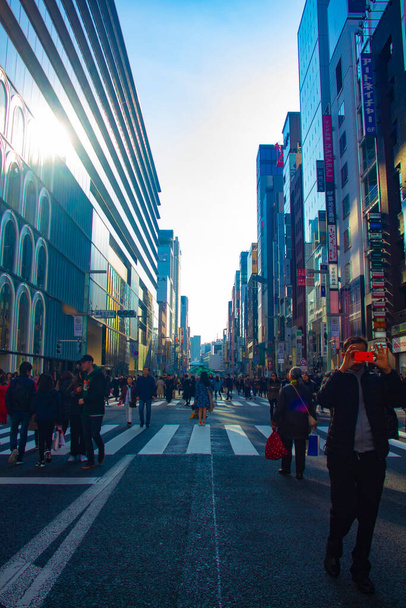 Una calle de la ciudad en el centro de Ginza Tokio tiro de par en par durante el día - Foto, Imagen